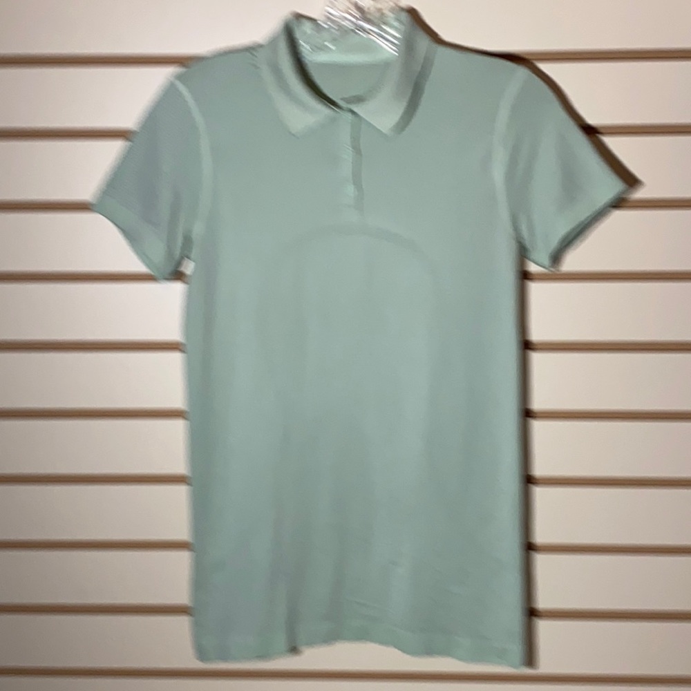 Women’s lululemon athletica short sleeve shirt.